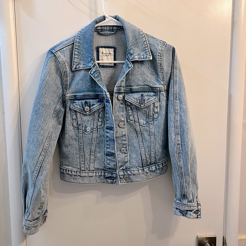 Abercrombie & Fitch Cropped Denim Jacket